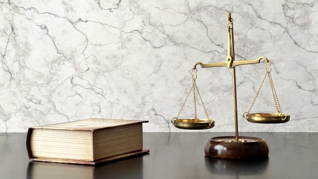 闇金解決は弁護士と司法書士どちらに依頼すべき？