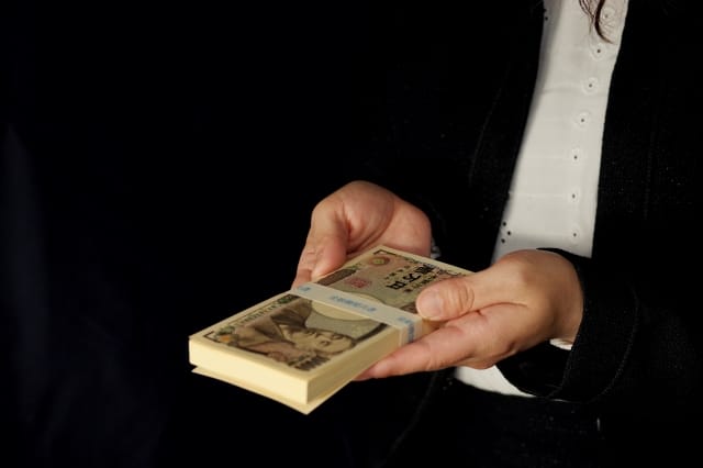 負い目を感じる必要なし!闇金の目的は債務者(闇金被害者)からお金を搾り取ること